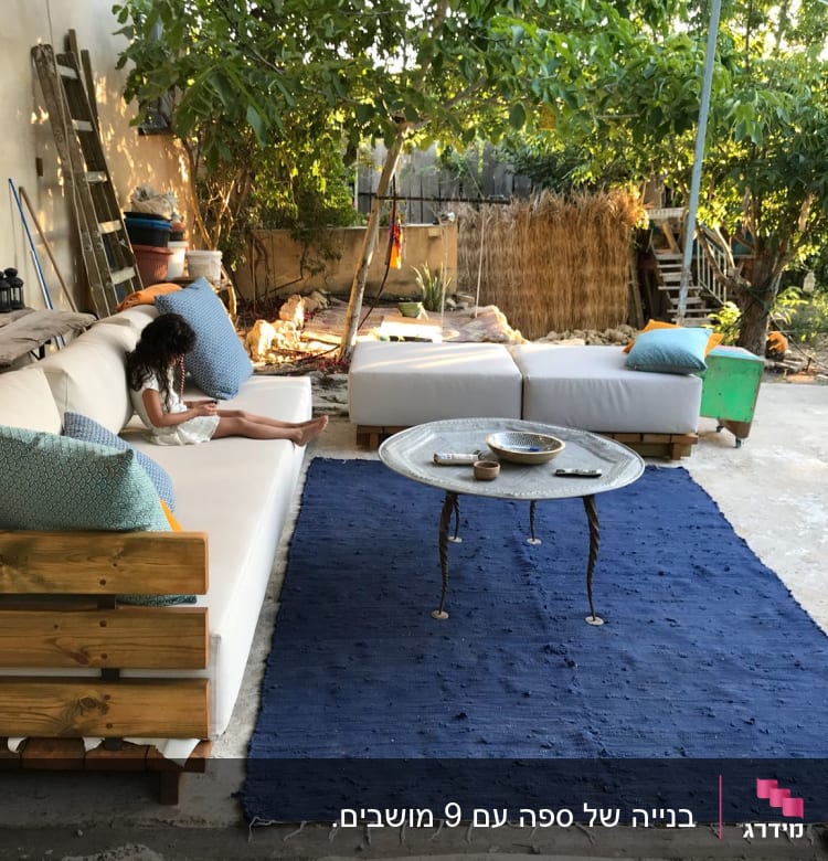 כריות צבעוניות על ספה חיצונית בחצר